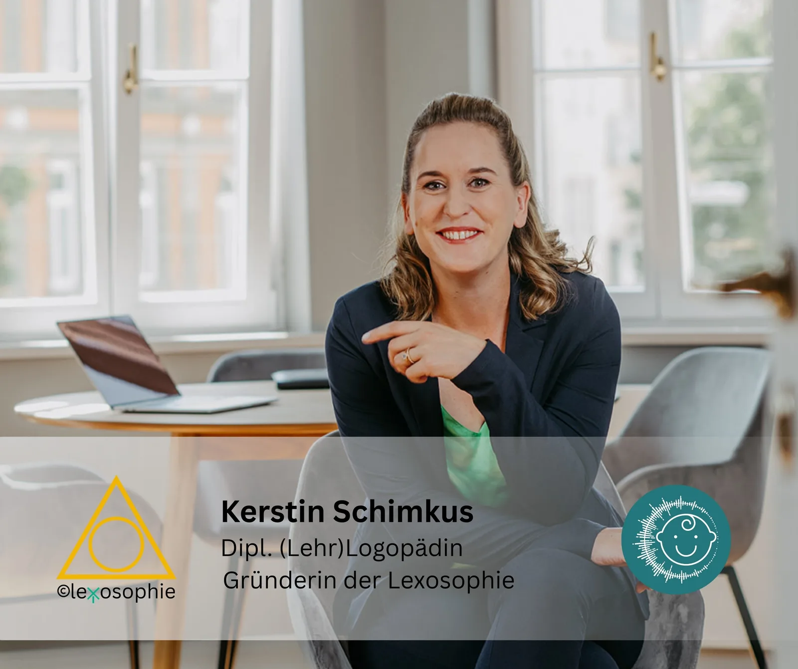 Kerstin Schimkus, Dipl. Lehrlogopädin und Gründerin der Lexosophie, sitzt an einem Schreibtisch in hellem Büro