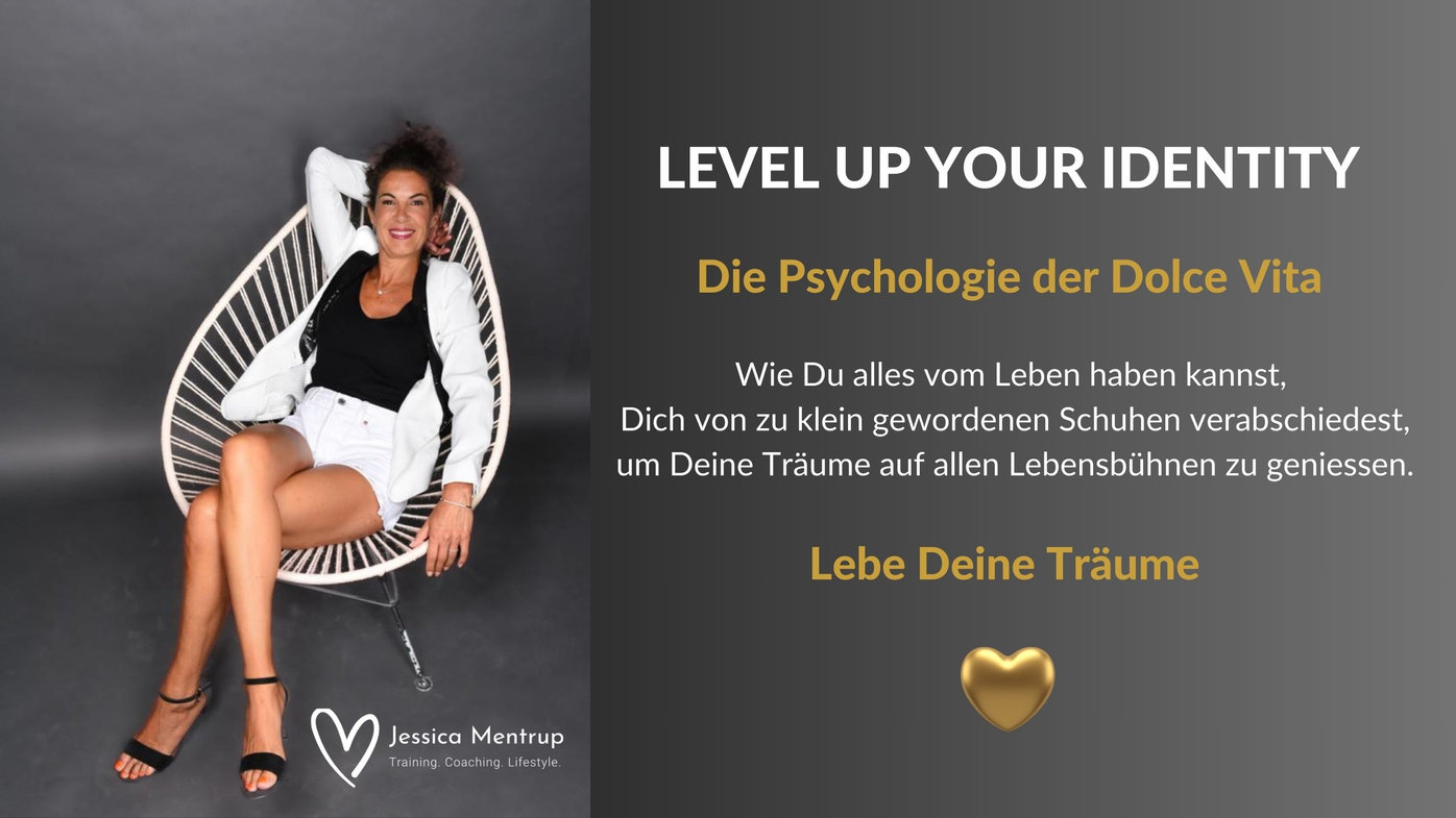Kurs-Übersichtsseite mit Frau im weißen Anzug auf Stuhl, Texte zur Psychologie der Dolce Vita