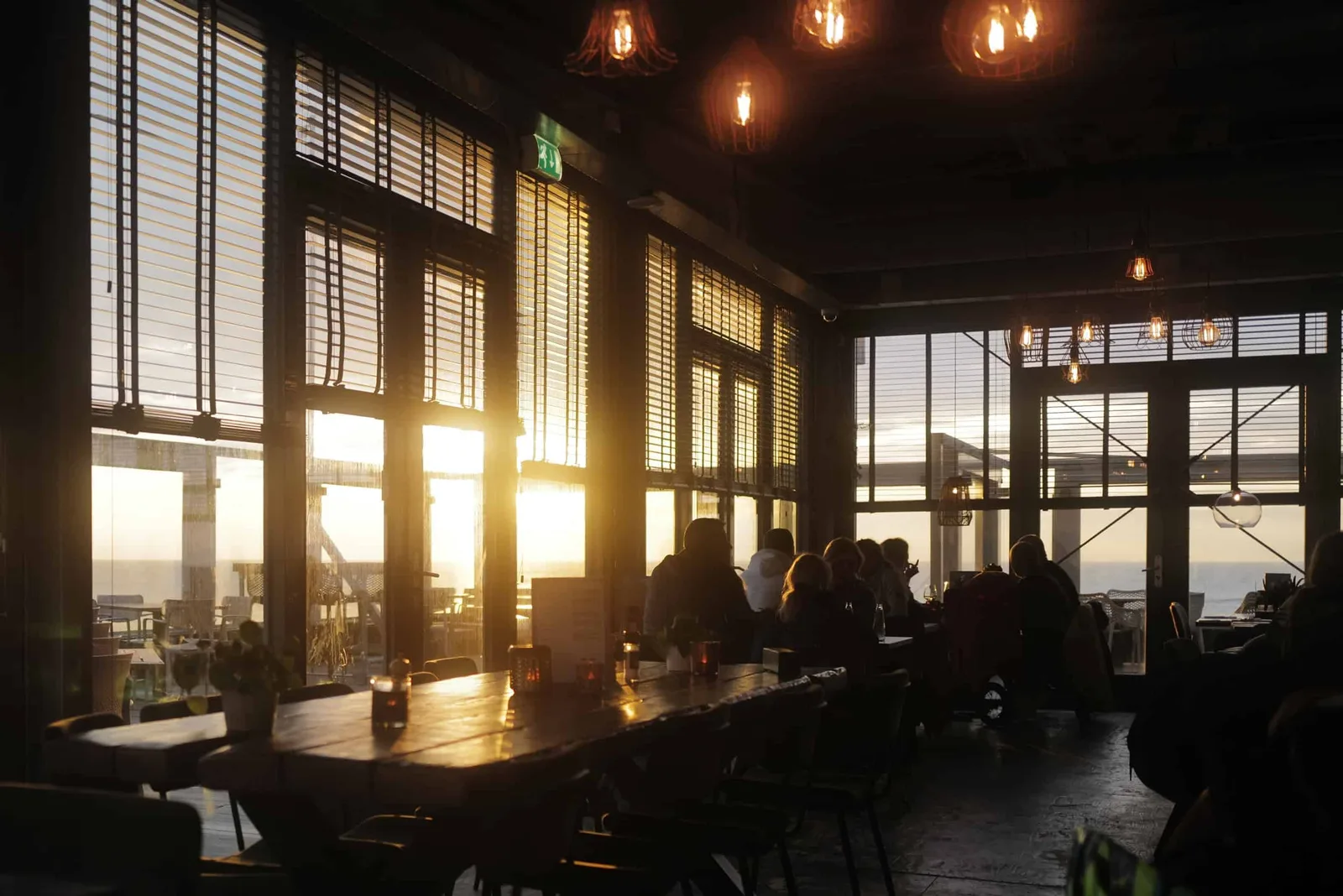 Veranstaltungsraum mit Sonnenuntergang und Gegenlicht durch große Fenster