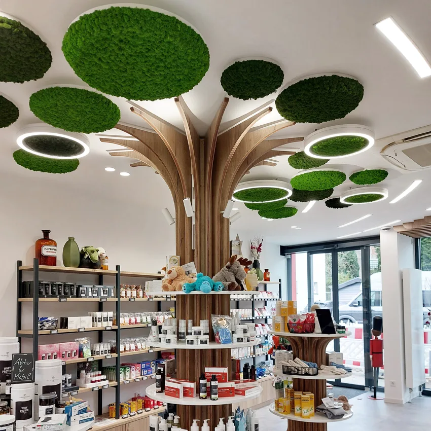 Apotheke mit innovativer Lichtplanung, grüner Baum-Installation und LED-Beleuchtung