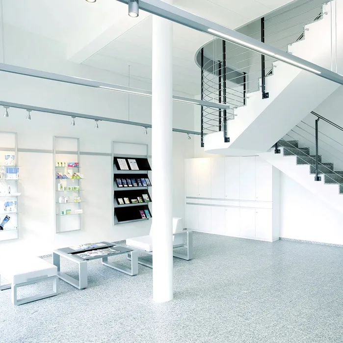 Empfangsbereich eines Büros mit moderner Lichtplanung und Treppen