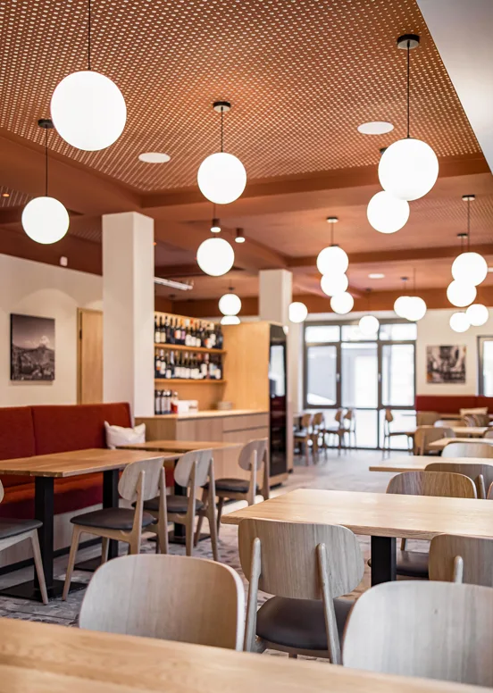 Restaurant mit Kugelleuchten an der Decke und modernem Innendesign