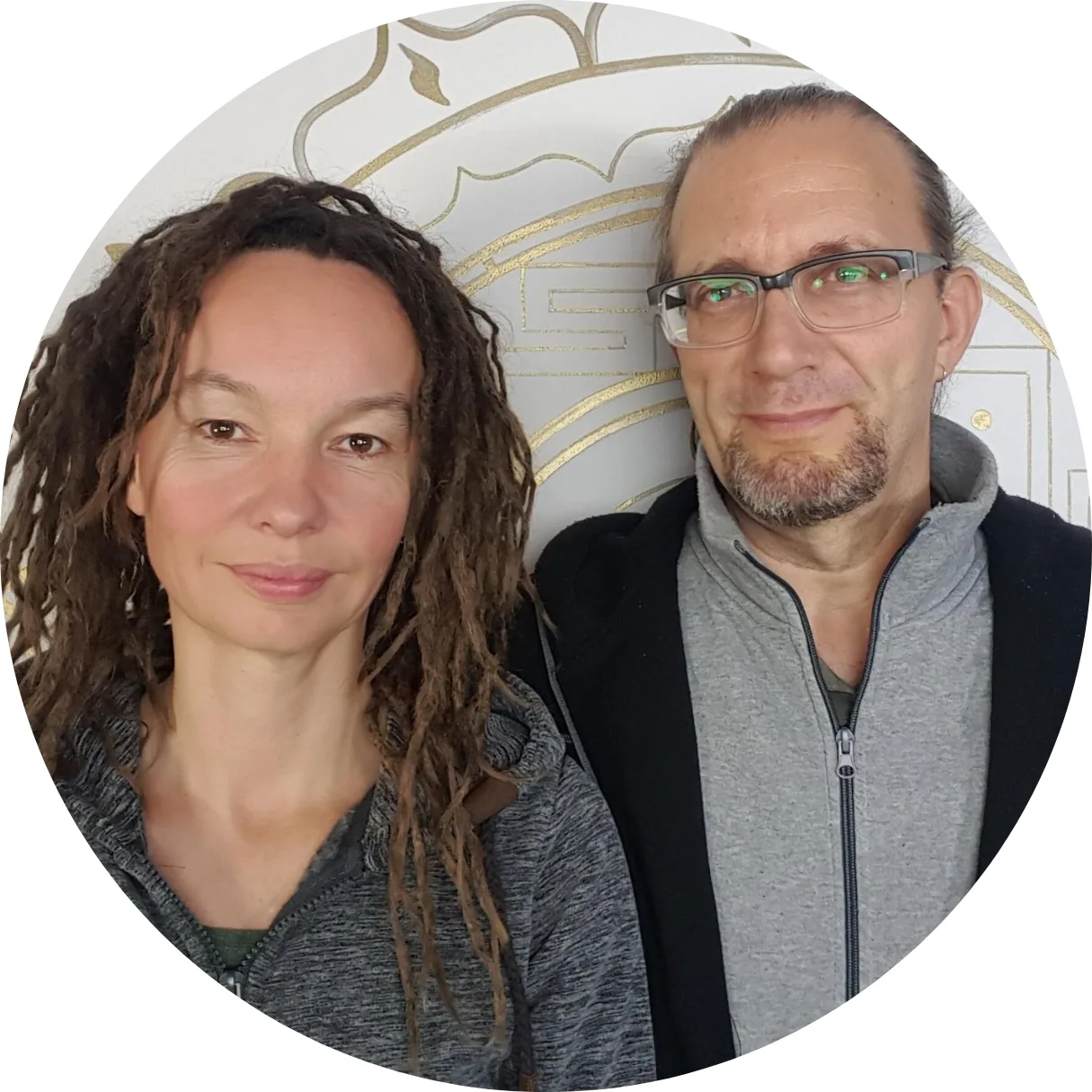 Ludmilla und Roland - Porträt, zwei Personen vor dekorativem Hintergrund