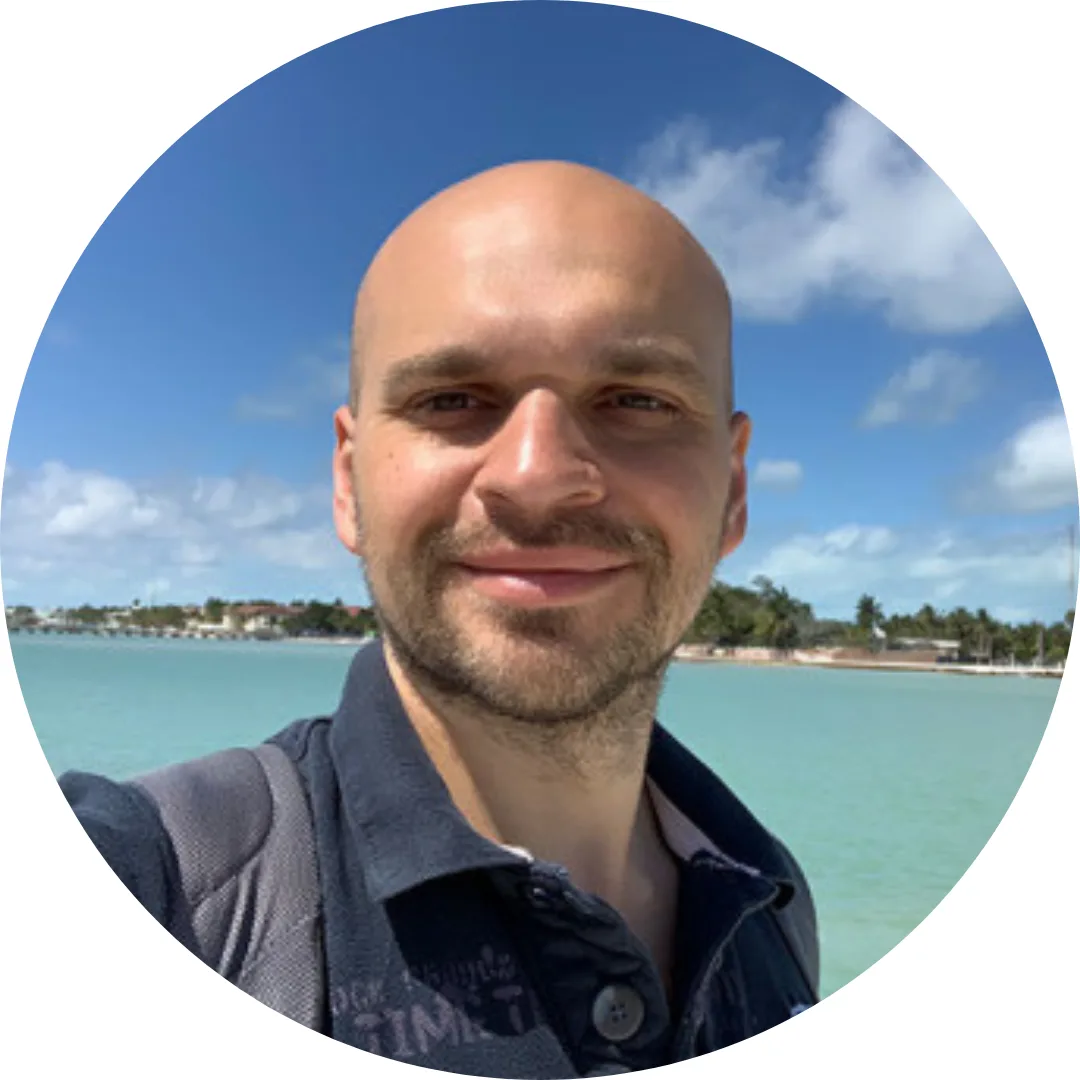 Konstantin Peterson - Porträt eines Mannes vor Strand und Meer