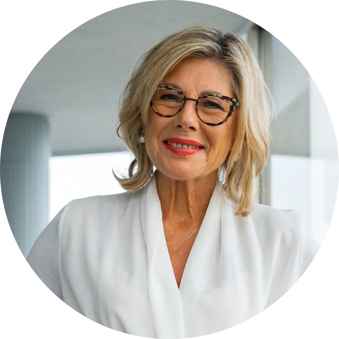 Jutta Sperling - Porträt einer Frau mit Brille und weißem Blazer