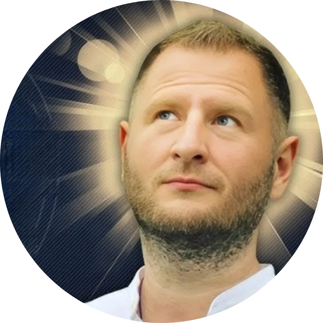 Marko C. Lorenz, Mann mit Bart in weißem Hemd, nachdenklicher Gesichtsausdruck