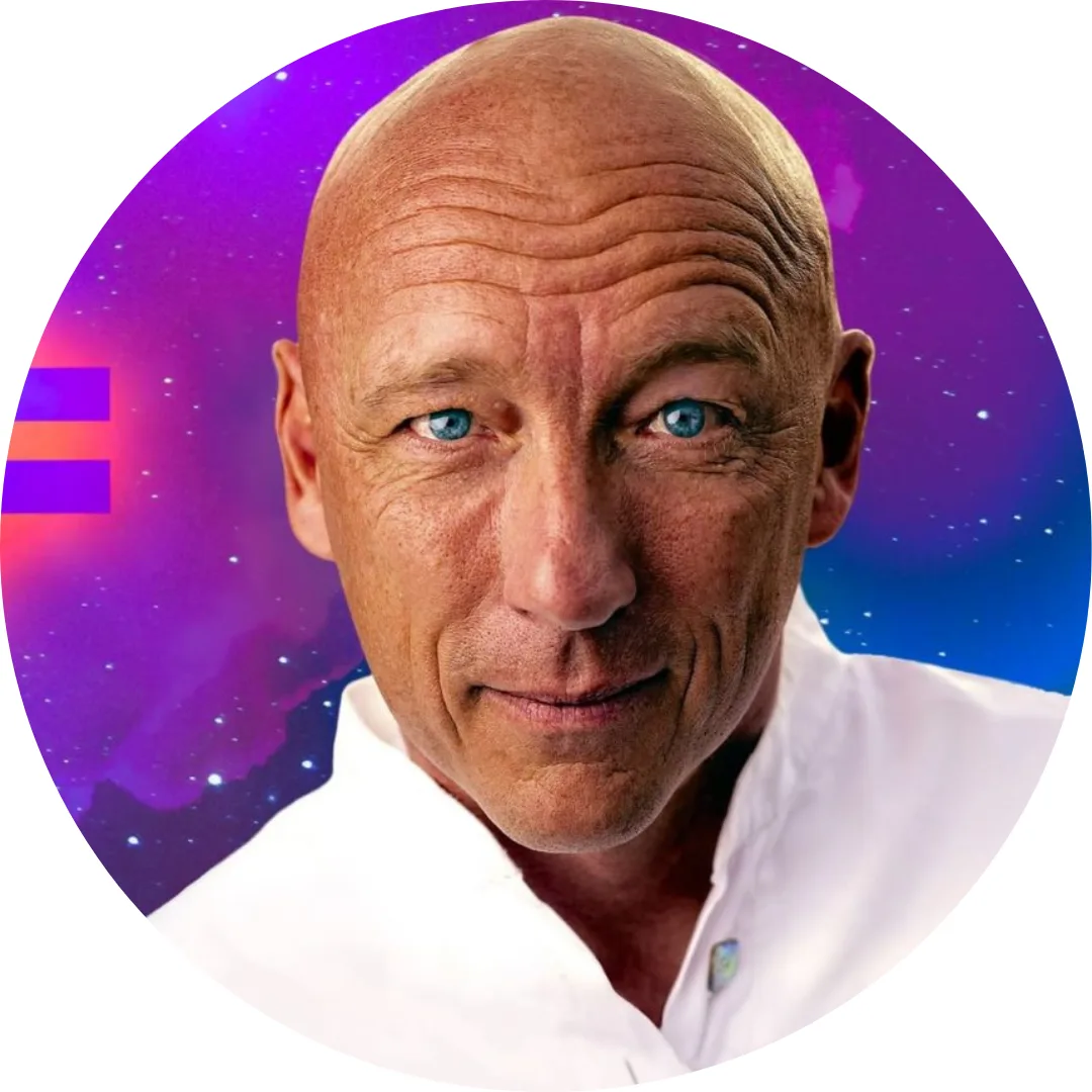 Thomas Young, älterer Mann in weißem Hemd vor lila-blauem abstraktem Hintergrund