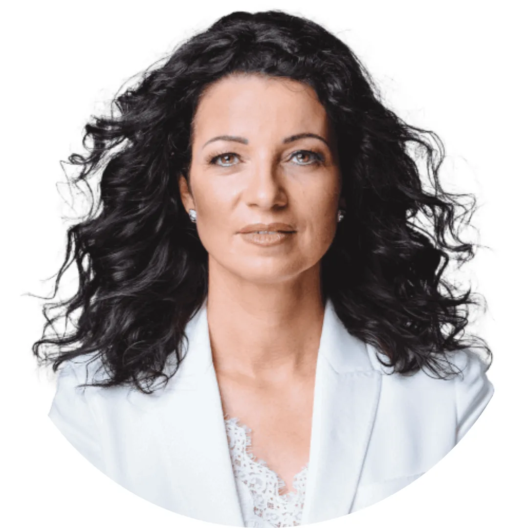 Porträt Kerstin Scherer, Frau mit schwarzen welligen Haaren und weißem Blazer auf weißem Hintergrund