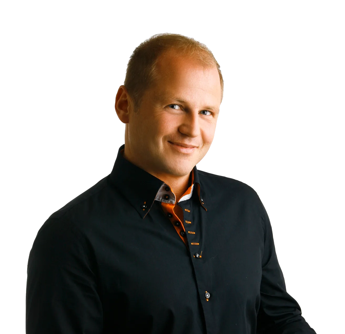 Porträt von Robert Hecht, Mann in schwarzem Poloshirt mit orange-schwarzer Schleife