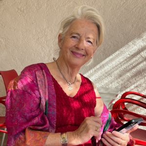 Porträt Alize Timmerman, ND – Frau mit grauem Haar in fuchsia-rosa Kleidung
