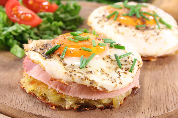 Low Carb – Abnehmkurs mit Ernährungsplan von OnVersum GmbH 6 Cauliflower Crust Pizza mit Schinken, Ei und Kräutern auf Holzbrett