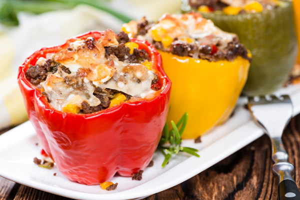 Low Carb – Abnehmkurs mit Ernährungsplan von OnVersum GmbH 10 Gefüllte Paprika mit Fleisch-Käse-Füllung auf weißem Teller