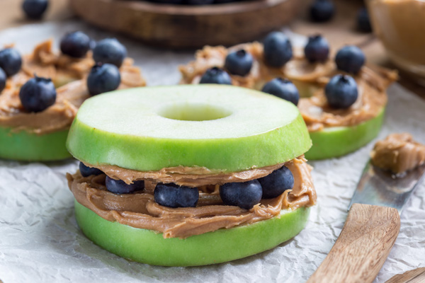 Low Carb – Abnehmkurs mit Ernährungsplan von OnVersum GmbH 12 Low-Carb Snack mit Apfelscheiben, Erdnussbutter und Blaubeeren