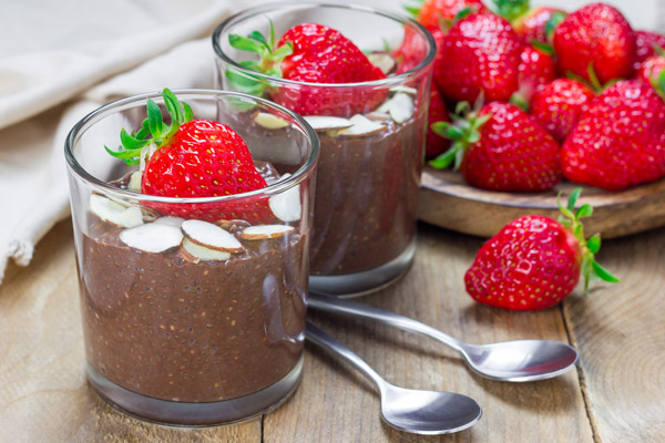Low Carb – Abnehmkurs mit Ernährungsplan von OnVersum GmbH 13 Schokoladen-Mousse mit Erdbeeren und Mandeln in Gläsern