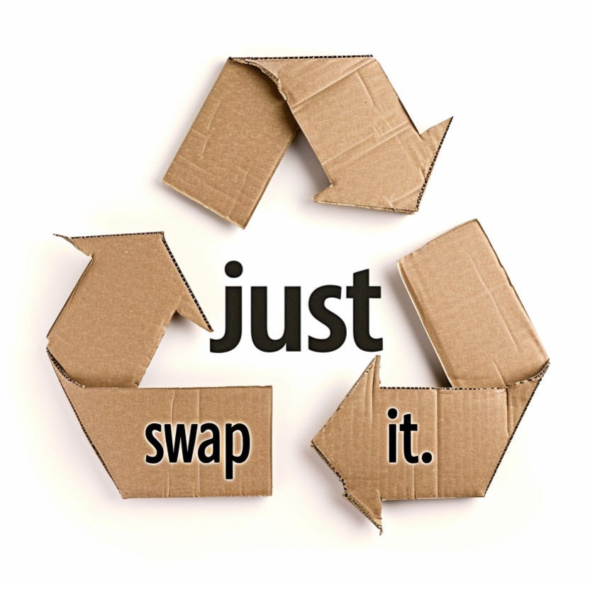 Recycling-Symbol aus Pappkartons mit Text: just swap it in der Mitte