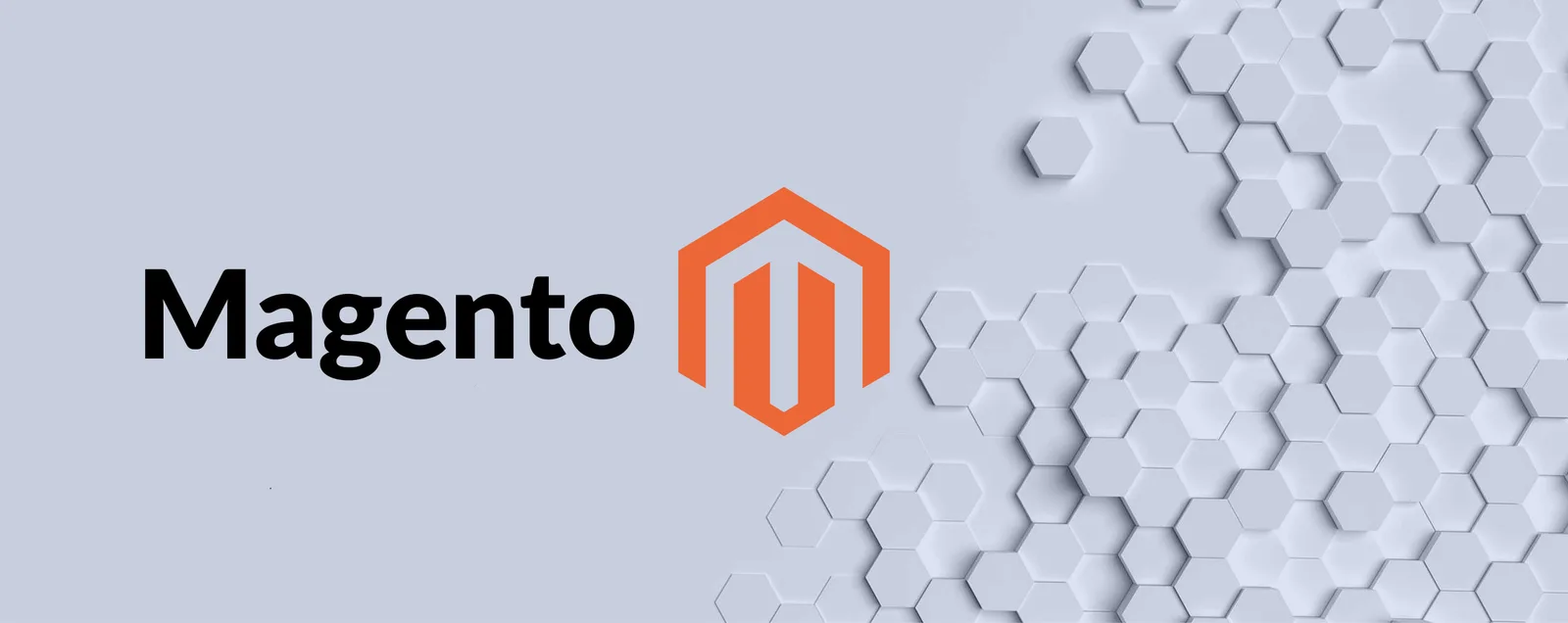 Magento Logo mit Schriftzug auf hellgrauem Hintergrund mit weißem Hexagon-Muster
