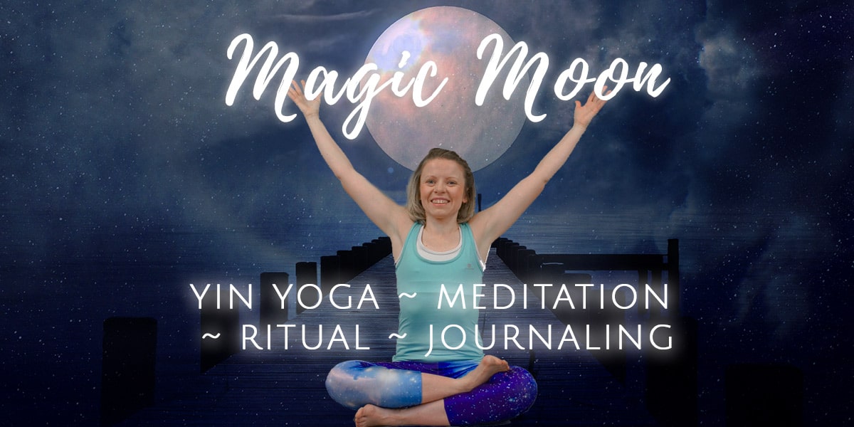 Magic Moon – Yogakurs zu den Mondphasen von Yoga mit Martina 1 Magic Moon Yoga Onlinekurs Hero-Image mit Frau in Yogahaltung vor großem Mond