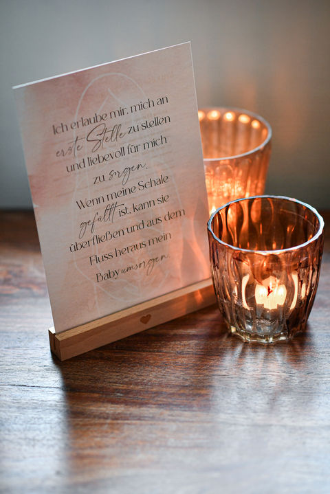Druckkarte mit Affirmation-Text und Holzständer zwischen Kerzen