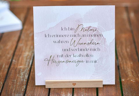 Quadratische Affirmationskarte mit handschriftlichem Text und Rosa-Aquarell