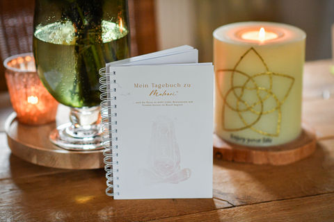 Spiralgebundenes Tagebuch Maloori mit Kerzen und Champagnerflasche