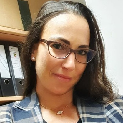 Porträt von Sandra Mertes, Frau mit Brille und kariertem Hemd