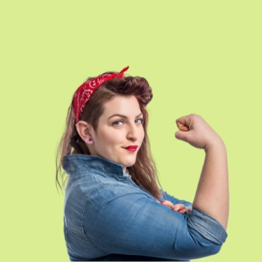 Frau im Denim-Hemd mit rotem Haarband zeigt Muskelpose auf gelbem Hintergrund