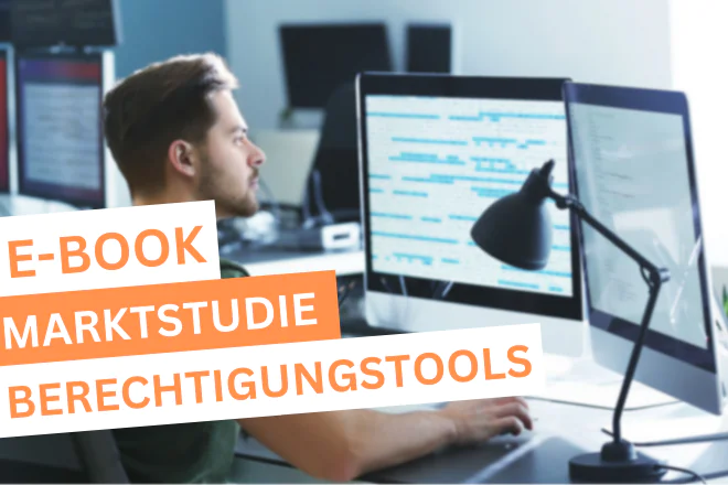 Mann am Schreibtisch mit mehreren Monitoren, orange E-Book-Text-Overlay