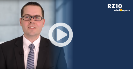 Videostandbild mit Mann in Anzug und Brille, Play-Button, RZ10 Logo