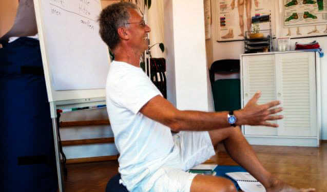 Stephan Hilpert unterrichtet Massagekurs im Trainingsstudio