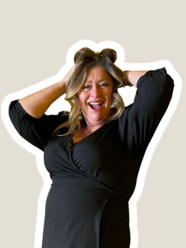 Master of Communication – Kommunikations-Coaching 5 Felicitas Binninger Porträt, lachendes Headshot mit hochgesteckten Haaren und schwarzem Oberteil