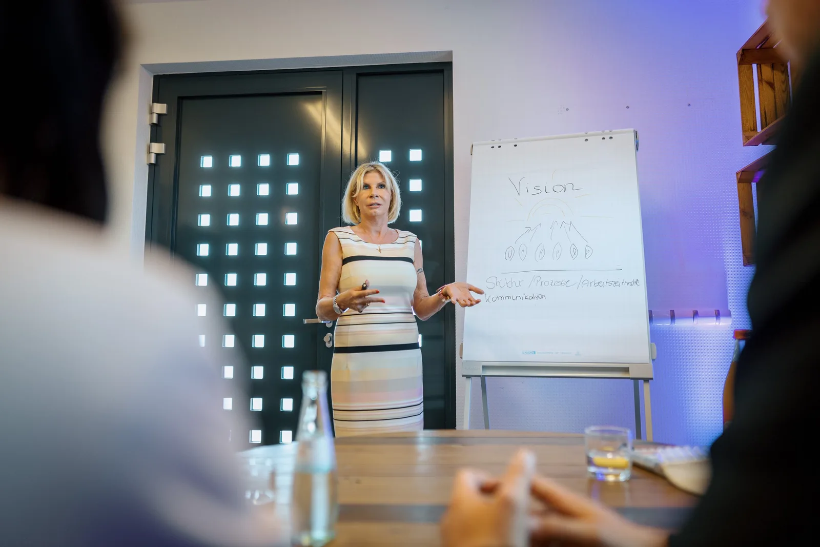 Stefanie Brings präsentiert am Flipchart mit Vision-Notizen während Schulungssession