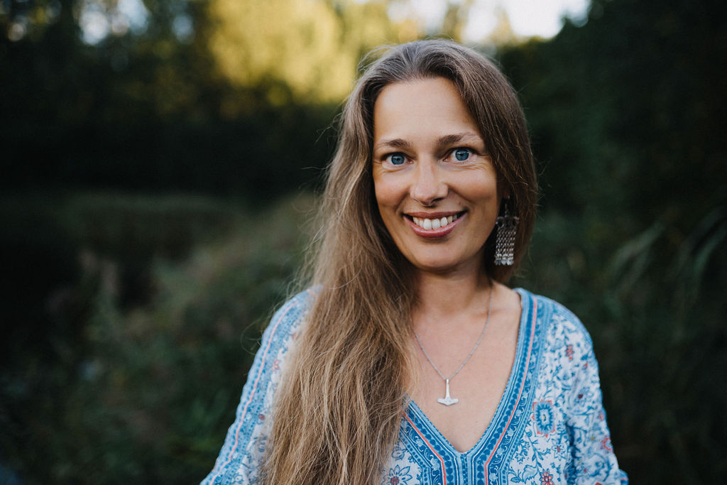 Porträtfoto von Norma Bendt, Speakerin und Autorin, im Freien lächelnd