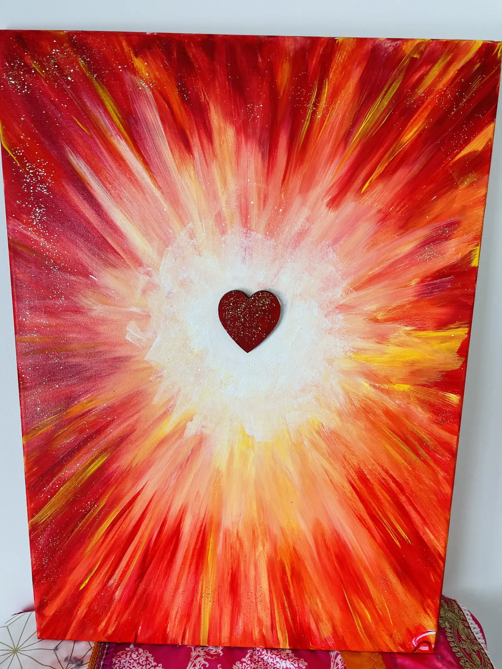 Energiebild Leinwand – Radialer Farbverlauf in Rot-Orange-Weiß mit glitzerndem Herz in Bildmitte