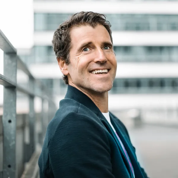 Claus-Stefan Duffner Portrait, Business-Outfit, moderner Hintergrund