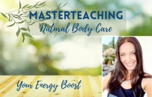 Hero-Banner Masterteaching Natural Body Care mit Olivenzweig, Titel und Frau mit langen braunen Haaren vor Naturhintergrund