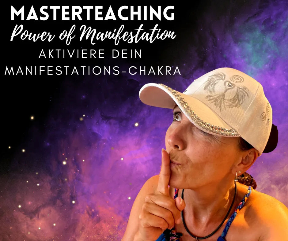 Masterteaching Power of Manifestation Hero-Image mit Mann in Kappe vor lila Nebel-Hintergrund