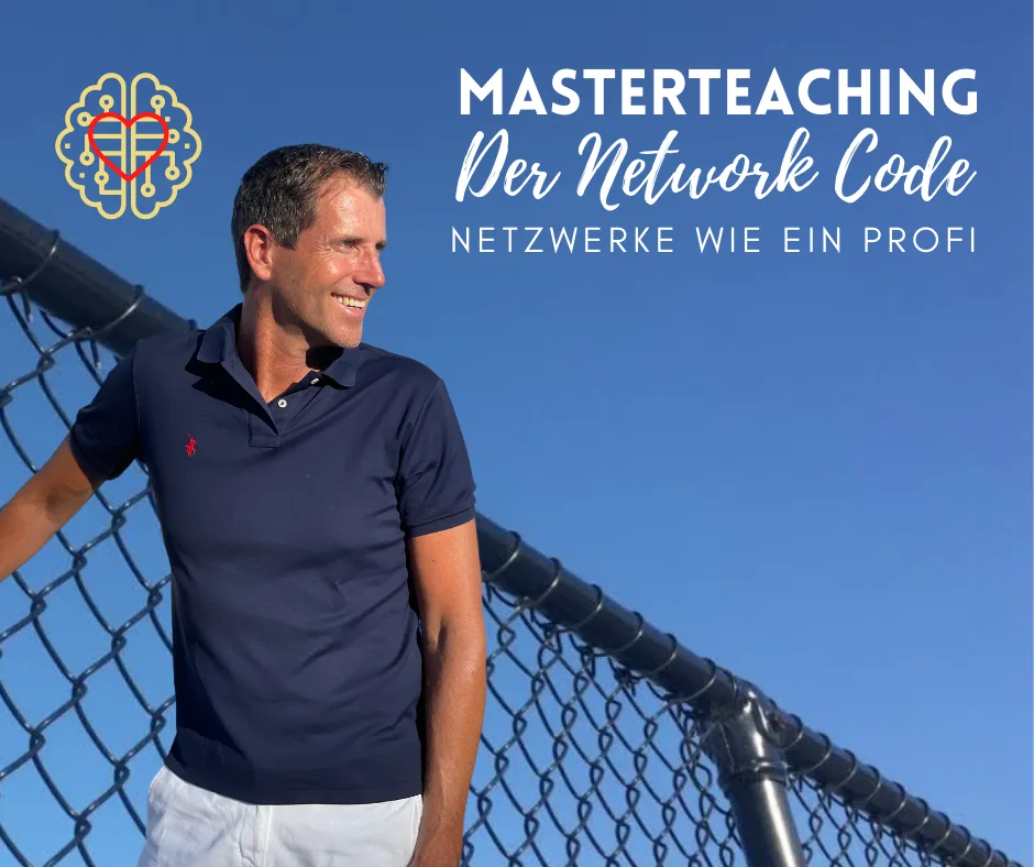 Masterteaching Der Network Code Hero-Banner mit Mann in Poloshirt vor blauem Himmel und Netzlogo