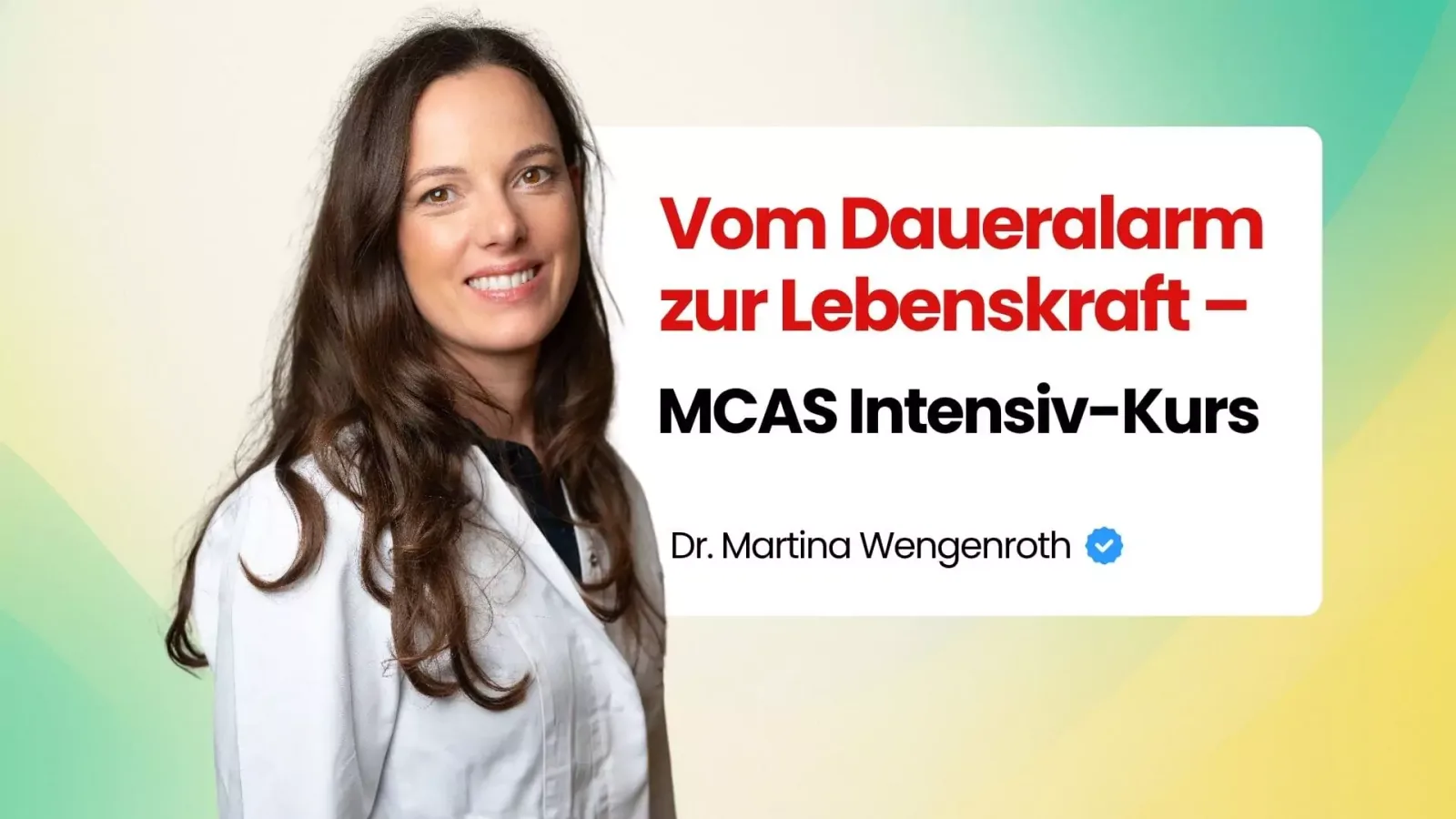 Dr. Martina Wengenroth in weißem Arztkittel vor türkis-gelbem Farbverlauf, MCAS Intensiv-Kurs Titel