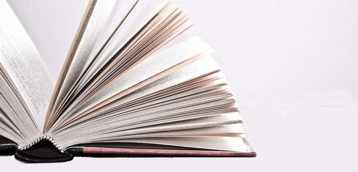Aufgeschlagenes Buch mit Lesebändchen auf weißem Hintergrund