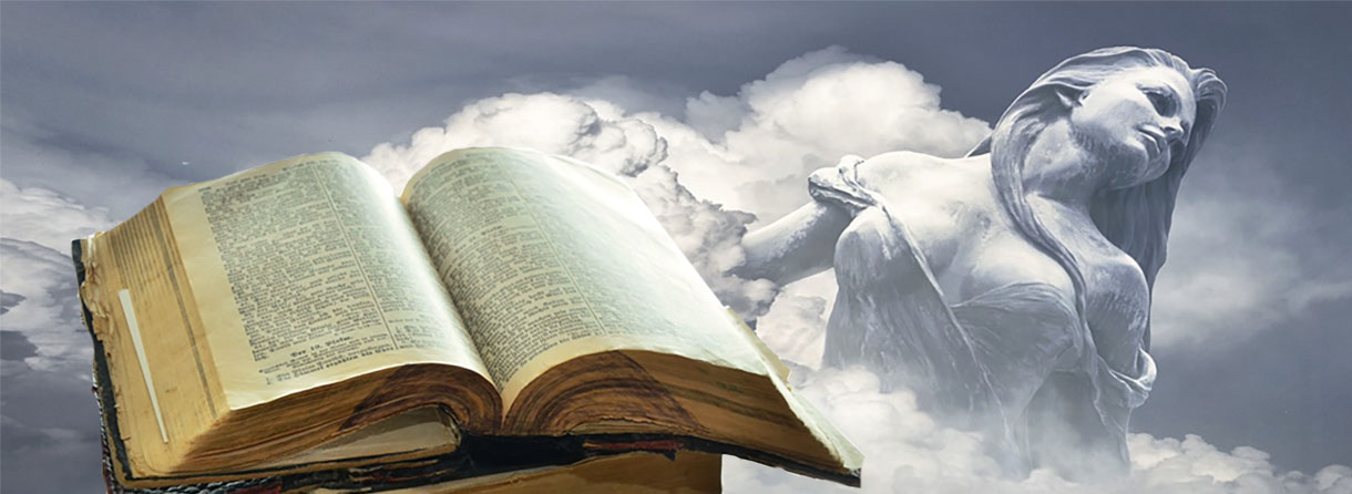 Aufgeschlagenes Buch mit Engelsstatue und Wolkenhimmel