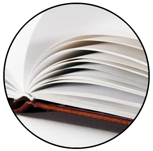 Aufgeschlagenes Buch mit braunem Lederrücken