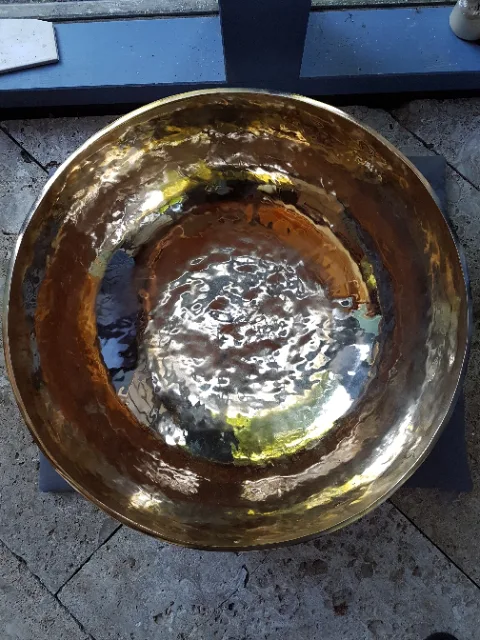 Goldene Klangschale mit Wasser gefüllt, Meditationen Paket Produktabbildung