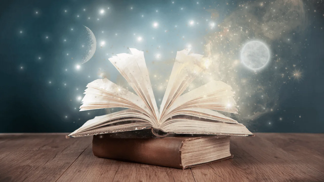 Aufgeschlagenes Buch mit leuchtenden Seiten und Monden, symbolisiert Live-Meditation