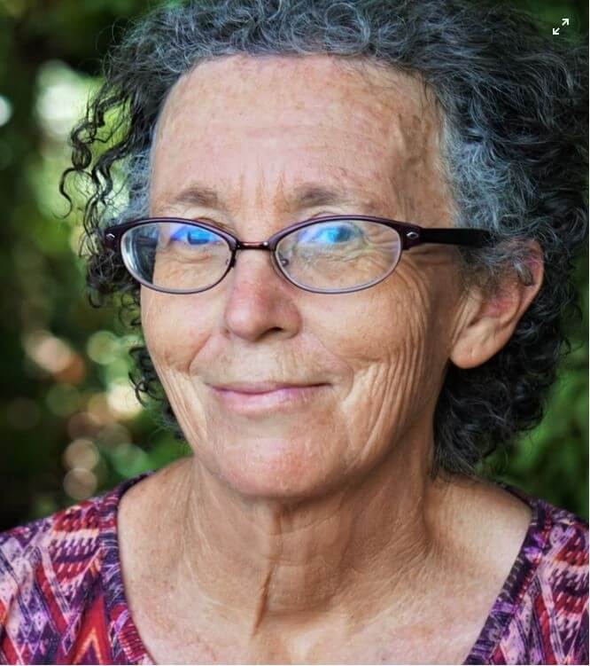 Kundenstimme von Annette N., Frau mit grauem lockigem Haar und Brille