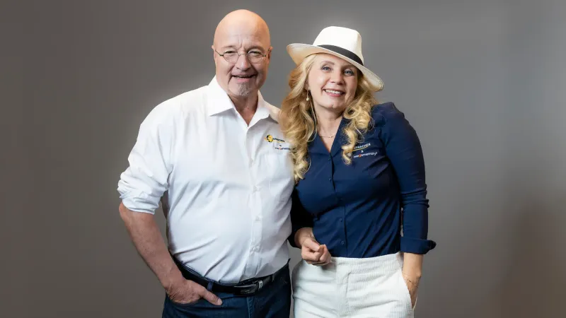 Zwei Trainingsteilnehmer beim Alltags-Russisch-Kurs, Mann und Frau elegant gekleidet