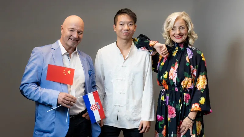 Drei Personen beim Chinesisch-Schnuppertraining mit chinesischer und kroatischer Flagge