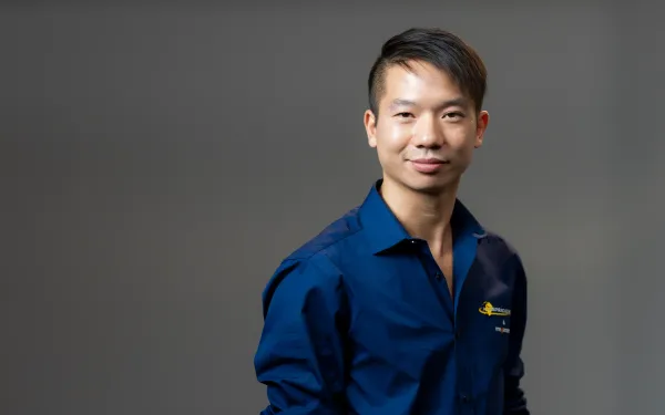 Benjamin Yu, Chinesisch-Trainer, im dunkelblauen Hemd im Fotostudio