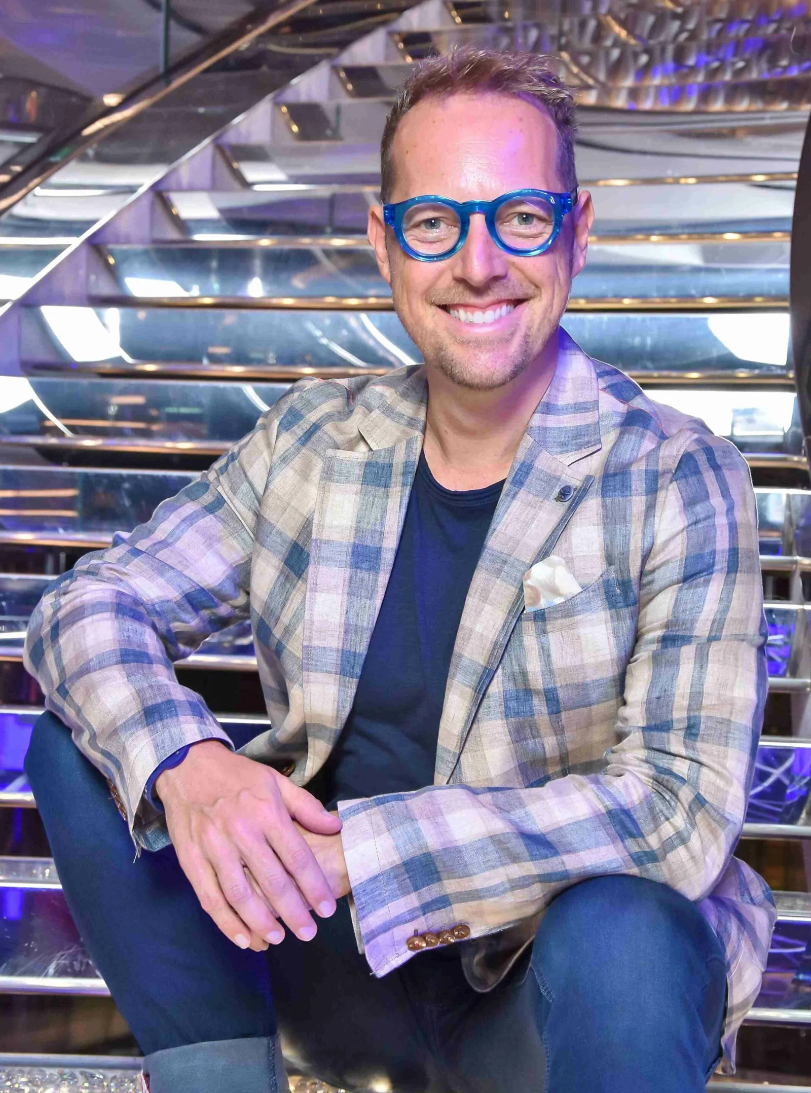 Norman Gräter Porträt 2023 mit blauer Brille und kariertem Sakko