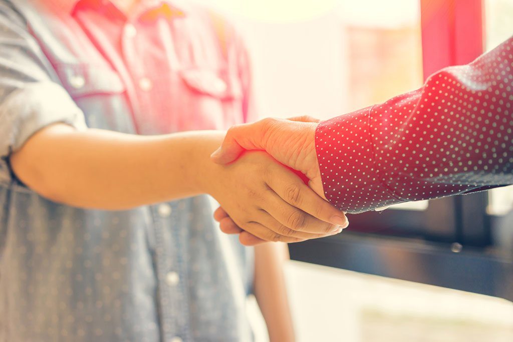 meinOnlineBüro – Bürosoftware für Rechnungen 6 Zwei Personen schütteln sich die Hand, Geschäftskontakt, Vertrauen