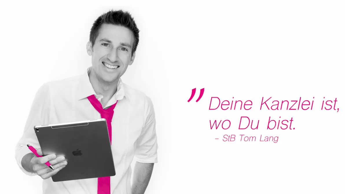 Porträtfoto eines lächelnden Mannes mit Tablet und Zitat zur Kanzleiausstattung von StB Tom Lang